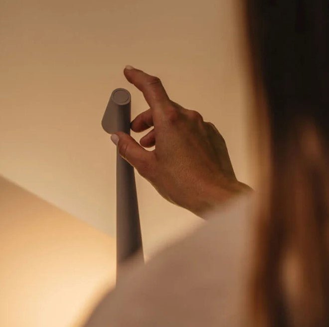 Trådlös LED Bordslampa med Touchfunktion – Dimbar Liten Batteridriven Bordslampa för Läsning och Middag 1